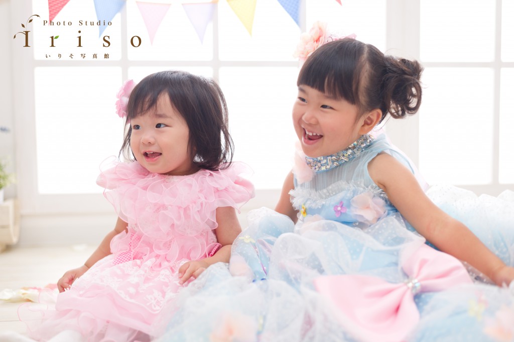 三歳七五三 姉妹 ピンクドレス 水色リボン付きドレス かわいい