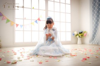 七歳　七五三　洋装　ドレス　白　水色　ファー　花　ヴェール　かわいい